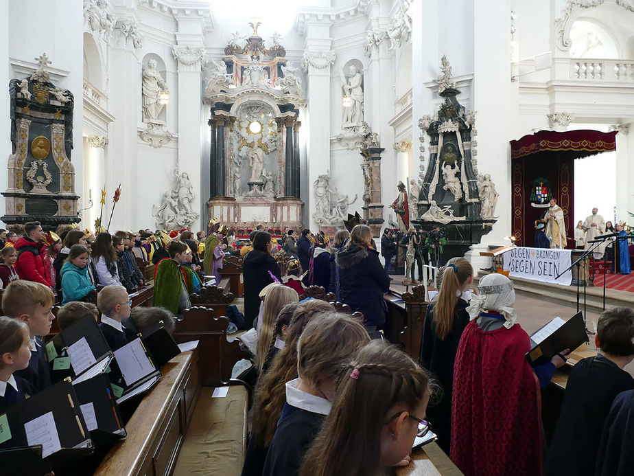 Aussendung der Sternsinger im Hohen Dom zu Fulda (Foto: Karl-Franz Thiede)